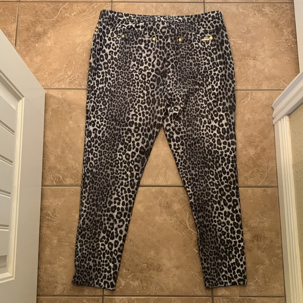 Michael Kors Leopard Print Pull on pants/Leggings - Picture 6 of 7
